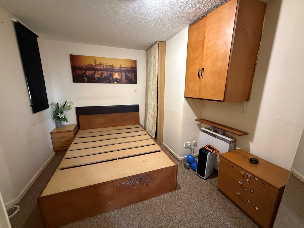 Lot: 139 - FLAT FOR IMPROVEMENT - Bedroom area with storage